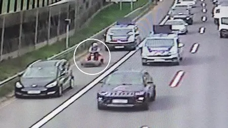 Bătrân surprins pe o autostradă, în timp ce conducea un tractor de tuns iarba. Bărbatul, în vârstă de 84 de ani, a provocat un AMBUTEIAJ considerabil