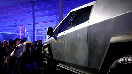 Nu se termină seria de probleme pentru pick-up-ul electric CYBERTRUCK de la Tesla. Un vehicul, abandonat pe marginea drumului