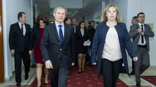 PSD lansează un nou atac, cu mantă, la liderul USR: Cum e posibil ca „Cioloș-Două-Speciale” să nu se delimiteze de doamna „DRAGu-De-Salon”?