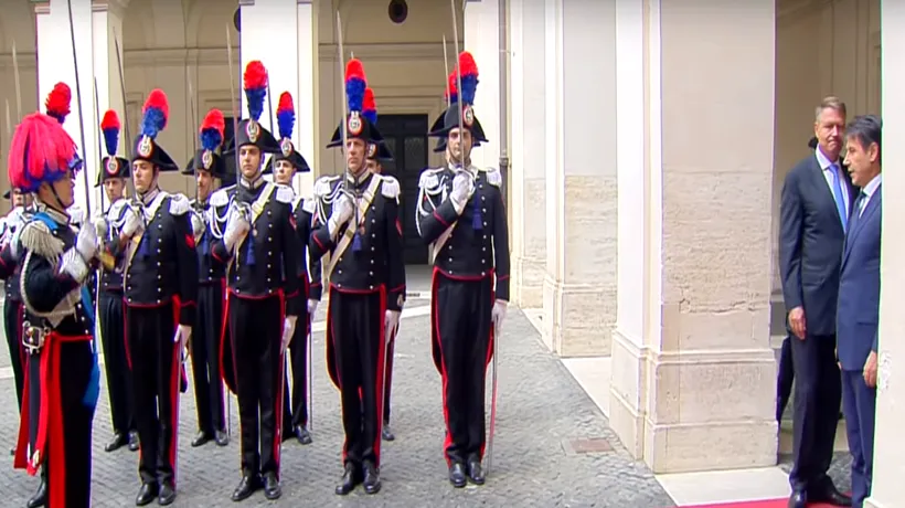 GAFĂ DE PROTOCOL a președintelui Klaus Iohannis la întîlnirea cu premierul italian Giuseppe Conte: S-a ÎNTORS în timp ce garda dădea ONORUL