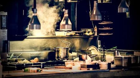 Un bucătar irakian a murit după ce a căzut într-un ceaun uriaș cu ciorbă fierbinte