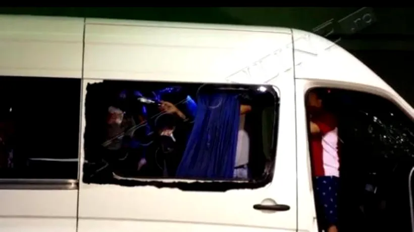 Microbuz al suporterilor dinamoviști, atacat cu pietre și bâte într-o benzinărie în Lugoj