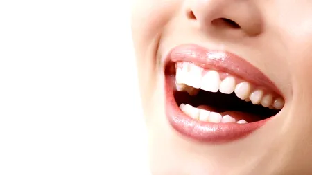 Cum sunt învățați tinerii din China să zâmbească pentru străini