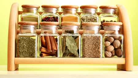 Mai multe condimente folosite des de gospodine au fost RETRASE din supermarketuri celebre din România. Au fost descoperite substanțe toxice