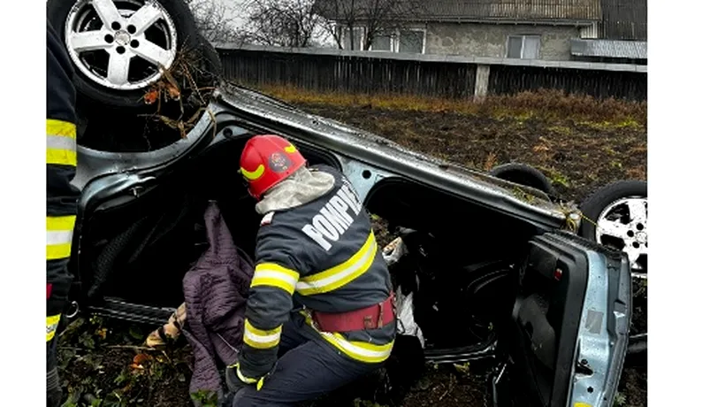 FOTO - Grav accident de circulație în Neamț. Doi bărbați au murit după ce s-au răsturnat cu mașina / Poliția face verificări pentru a afla cine sunt victimele