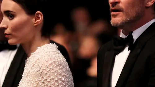 Joaquin Phoenix și Rooney Mara s-au logodit