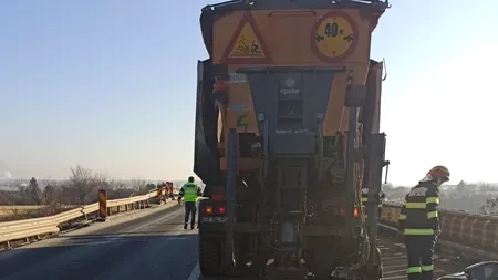 Angajat CNAIR, rănit pe șosea, în timp ce curăța resturile de la un accident anterior: „Victima neatenției unui conducător”