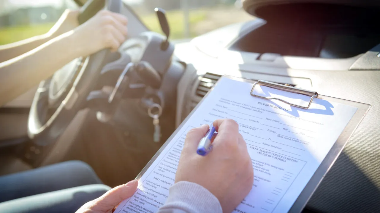 Ce taxe se plătesc pentru școala de șoferi și ce documente trebuie să conțină dosarul, în 2025