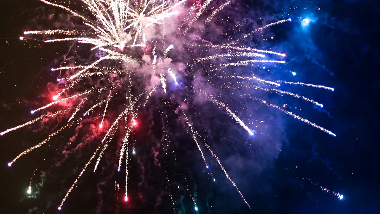 Artificiile emană substanțe cancerigene și otrăvitoare. Oamenii de știință cer interzicerea acestora