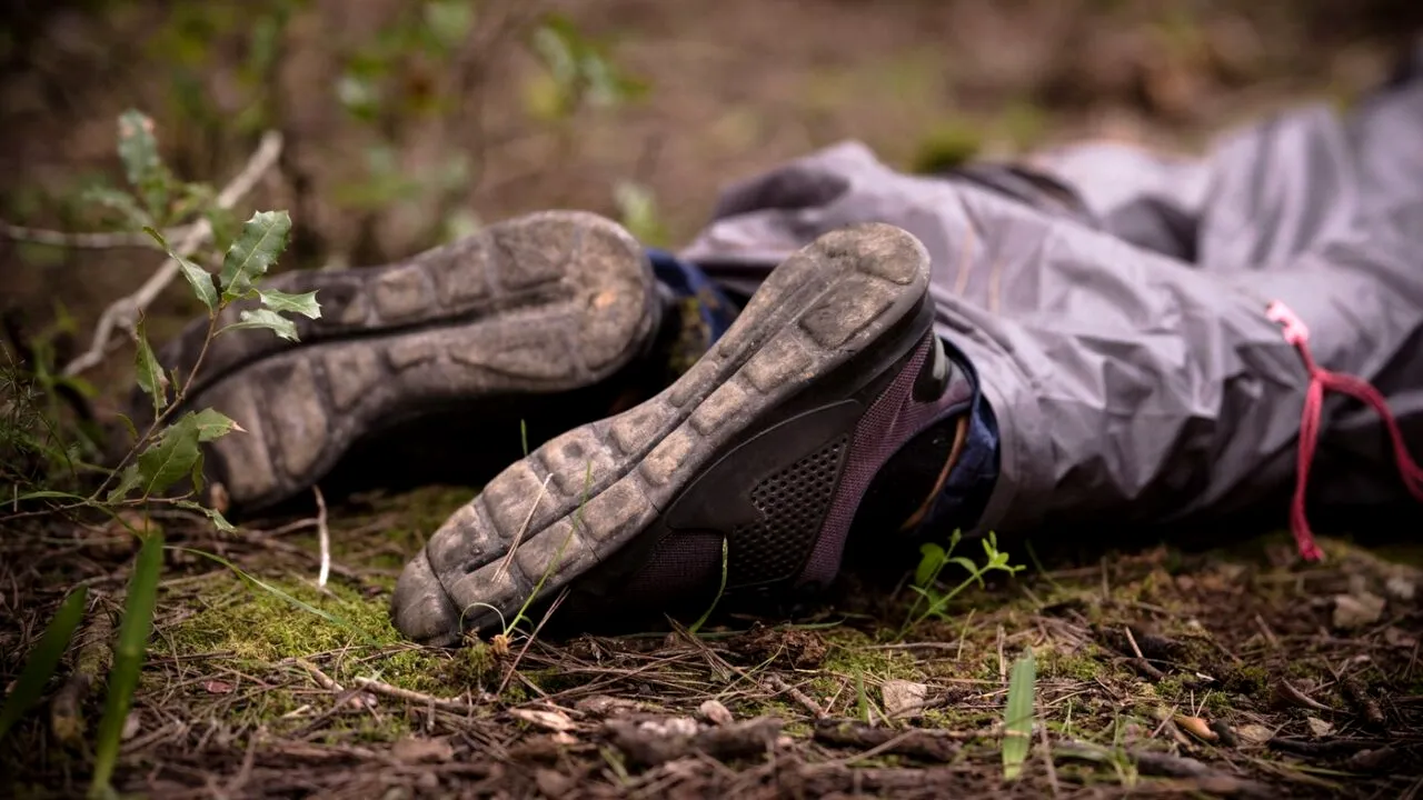 DESCOPERIRE șocantă pe un teren viran din Petroșani. Cadavrul unei femei, găsit în stare de putrefacție. Autopsia va dezvălui misterul morții