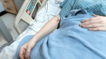 Tânără din Botoșani, la Urgențe după ce i-a EXPLODAT un sân