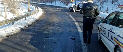 O mașină a Poliţiei a fost distrusă în urma unui accident rutier. Doi agenți au ajuns la spital