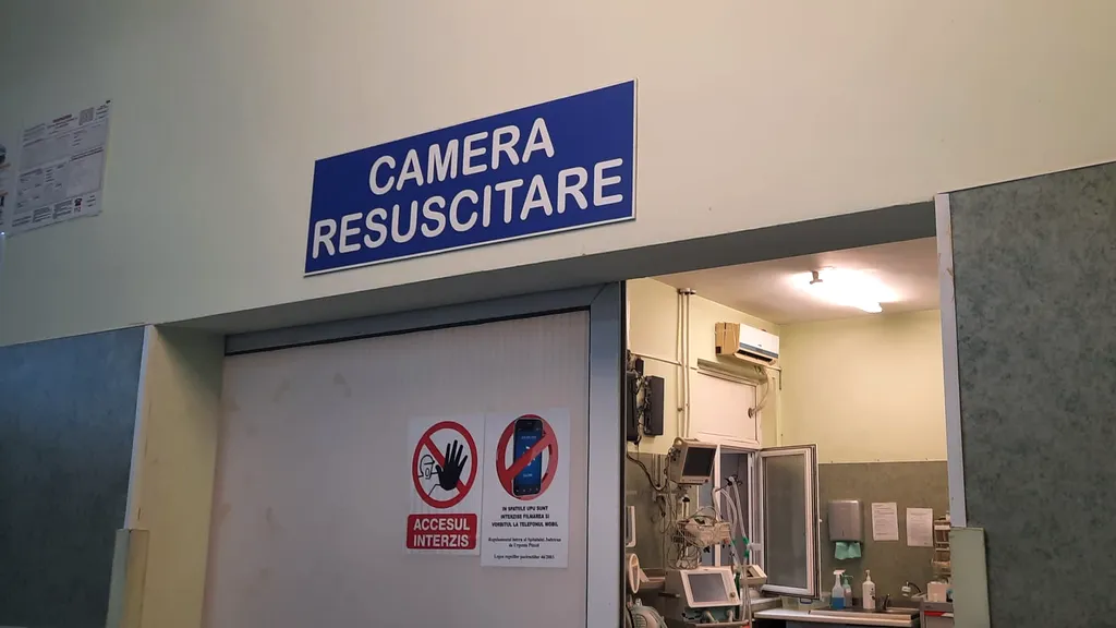 Incident la Spitalul din Pitești. Pacienți evacuați de la UPU, din cauza unui scurtcircuit la un aparat de aer condiționat (FOTO-VIDEO)