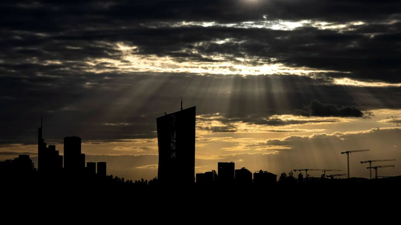 Bloomberg: BCE trebuie să mențină deschise opțiunile de politică MONETARĂ pe parcursul verii, pe fondul tensiunilor dintre UE și SUA