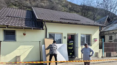 Situația rămâne critică la Slatina, unde a avut loc o alunecare de teren pe un versant al dealului Grădiște. Oamenii nu vor să stea în containere