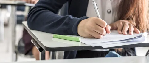 Profesor de religie din Arad, acuzat că jignea elevele și că vorbea despre sex: „Merită să fie violate dacă se îmbracă indecent”