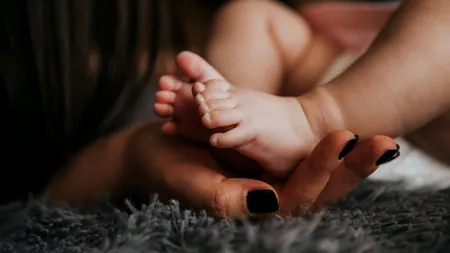 Caz sfâșietor în SUA. O fetiță de un an a murit după ce a înghițit o baterie / Mama copilului: „Este o durere pe care nu o voi putea exprima niciodată”