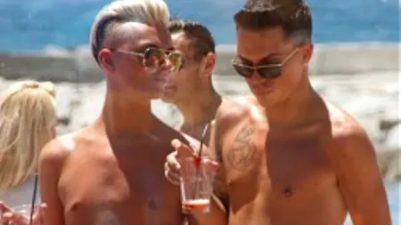 FOTO: Doi spornosexuali la plajă reinventează SLIPUL