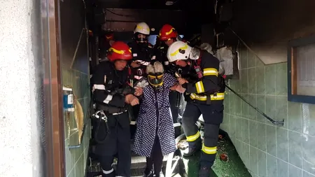 Explozie urmată de incendiu, miercuri dimineață, într-un bloc din cartierul Giulești. Mai mulți locatari au fost evacuați, iar o fată de 14 ani s-a intoxicat cu fum (FOTO - VIDEO)