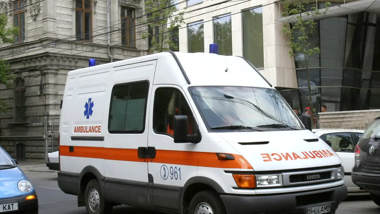 Tavanul unei bănci din Dej s-a PRĂBUȘIT. Trei persoane au fost rănite/Poliția a deschis anchetă