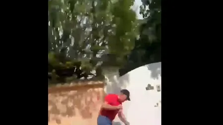 De când nu mai are cui să-i arunce paltonul pe mașină, Klaus Iohannis își mătură singur trotuarul din fața casei