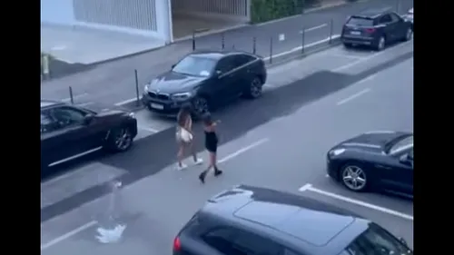 Imagini halucinante la Mamaia, unde un inconștient aruncă de la balcon cu scaune de fier și cu sticle pe mașini și spre oamenii care trec pe stradă | VIDEO