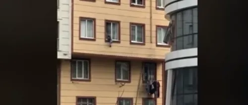 Un copil cade de la etaj, dar e salvat miraculos în ultima clipă. VIDEO