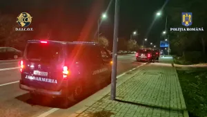 Tânăr de 28 de ani, urmărit pentru tâlhărie, a agresat un polițist și apoi a amenințat că se SINUCIDE. Autoritățile au chemat negociatorii