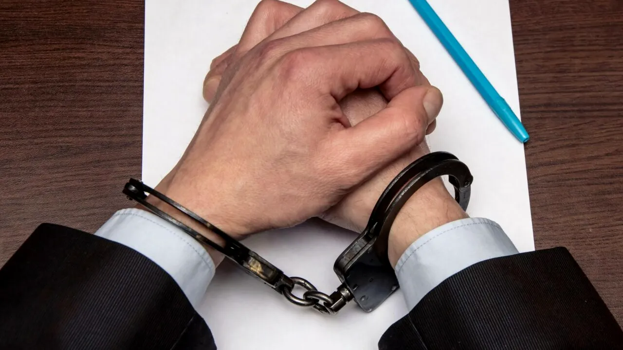 S-a aflat cine este bărbatul drogat care a încercat să intre cu mașina în Ambasada Rusiei. Are o carieră de peste două decenii în MEDICINĂ