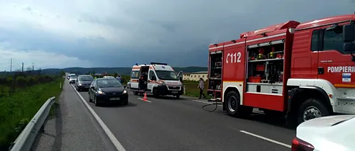 Accident teribil pe DN 17. Cinci răniți, între care un copil de 5 ani, după ce mașina în care erau s-a răsturnat și a luat foc - VIDEO