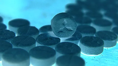 Capturi impresionate de droguri făcute de DIICOT în doar două săptămâni: Peste 5.000 pastile de ecstasy și 15 plante de cannabis