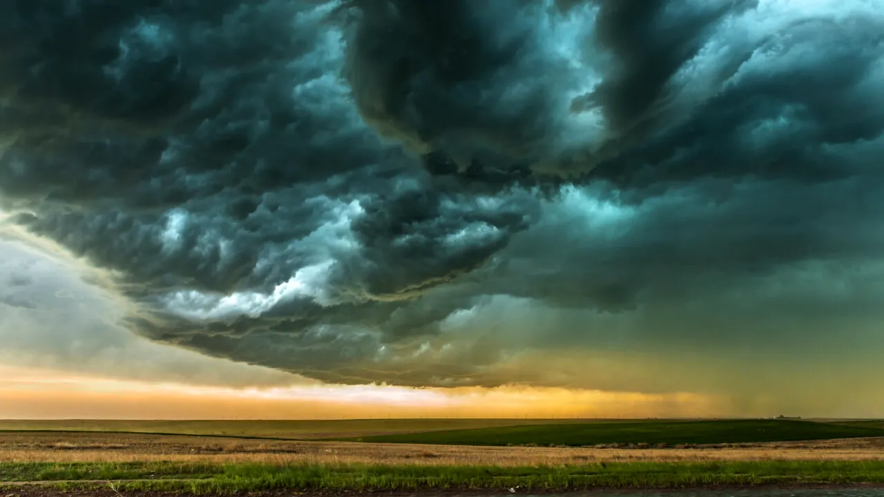 ANM, cod portocaliu de vreme SEVERĂ în 15 județe, în următoarele ore