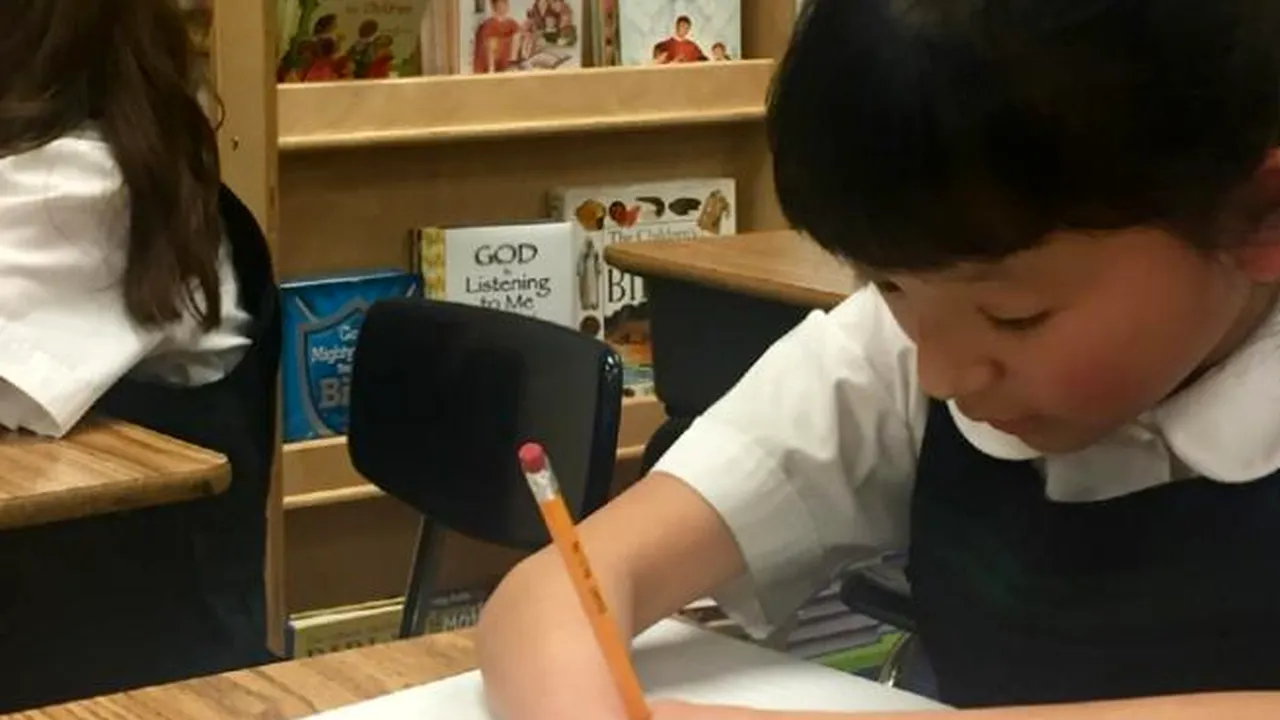 Povestea fetiței care s-a născut fără mâini, dar a câștigat un concurs național de scris