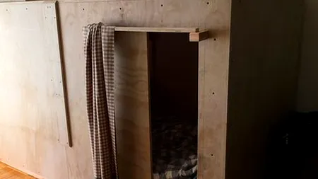 Orașul unde chiria e atât de mare, încât un bărbat care trăiește într-o cutie plătește 400 de dolari pe lună