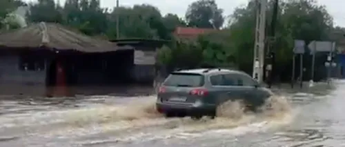 Urmările inundațiilor: Circulație închisă sau îngreunată pe trei drumuri naționale / Un sat a rămas izolat după ce drumul s-a tasat din cauza scurgerilor de pe versanți / Mesaje Ro-Alert emise în 8 județe - FOTO