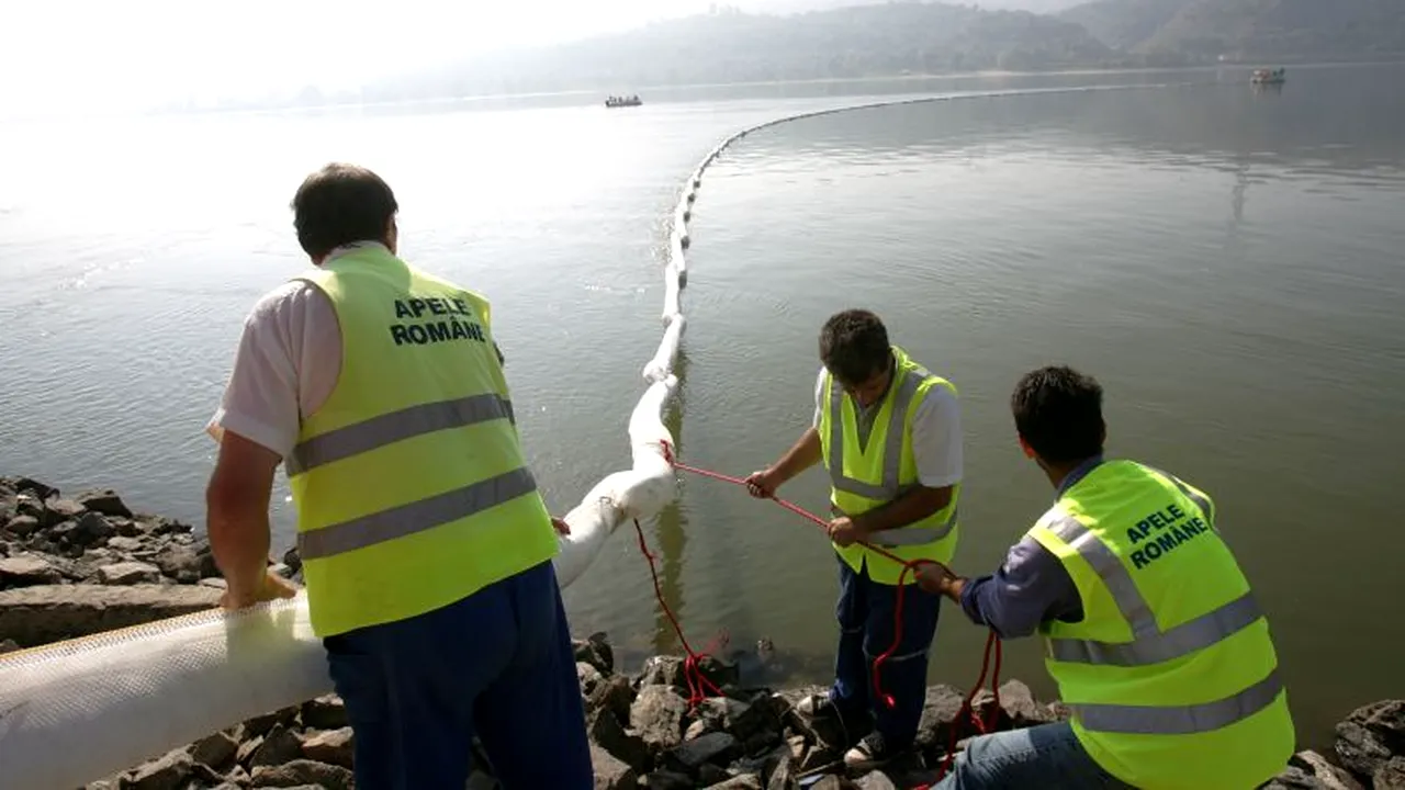 Unda de poluare cu țiței din Olteț a ajuns la nivelul lacului de acumulare Drăgănești