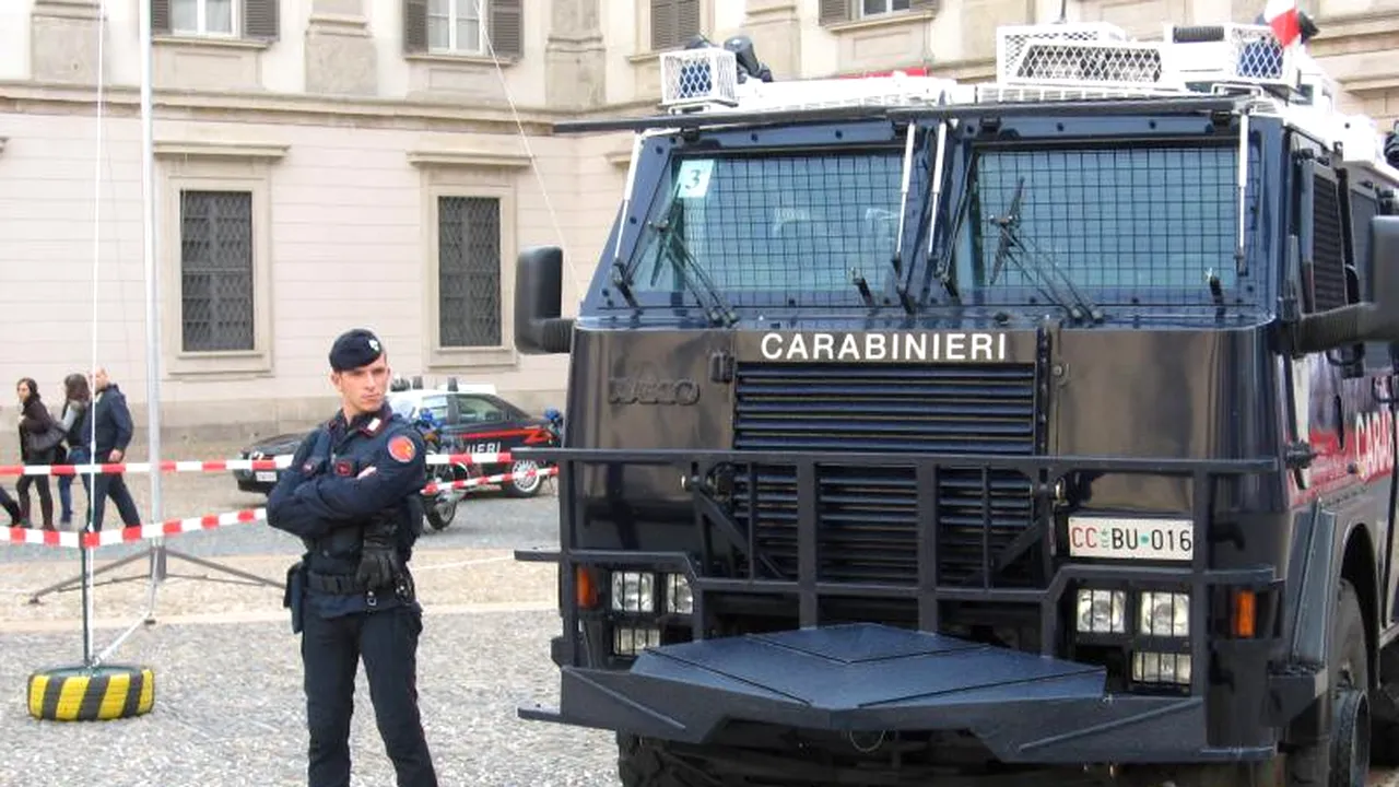 Opt răniți după ce un bărbat a deschis focul spre vecini, într-un bloc din Napoli