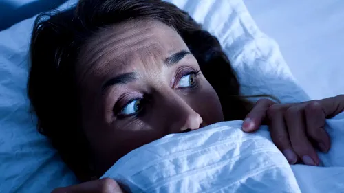 Paralizia în somn, denumită și „sindromul vrăjitoarei bătrâne”. Cum să reacționezi dacă ți se întâmplă asta