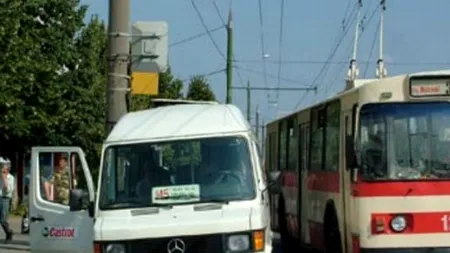 Călătorilor nu le-a venit să creadă când s-au urcat în microbuz. Ce a făcut șoferul a ajuns imediat pe internet