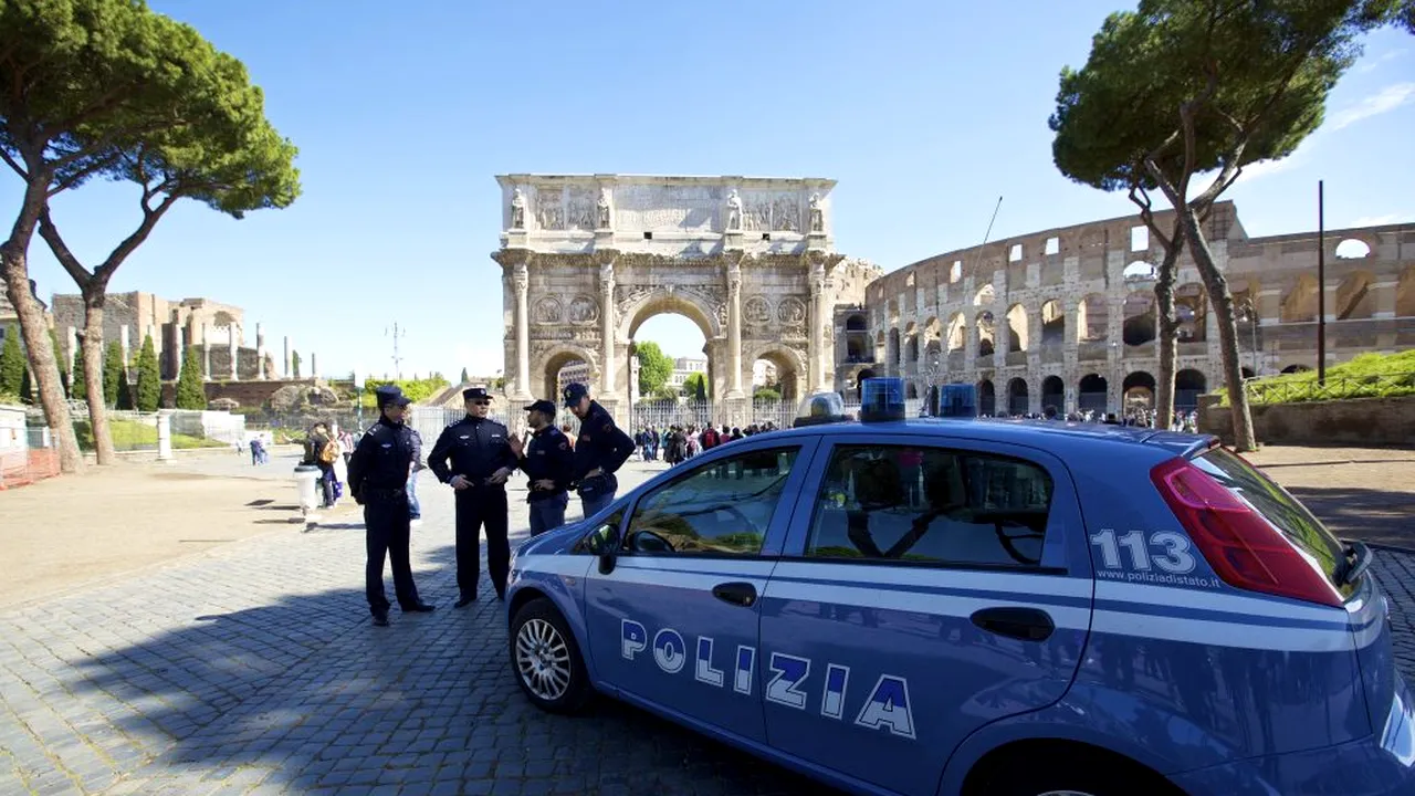 Tânăr român a încercat să fure o mașină de poliție din Italia și i-a bătut pe cei trei agenți care au intervenit