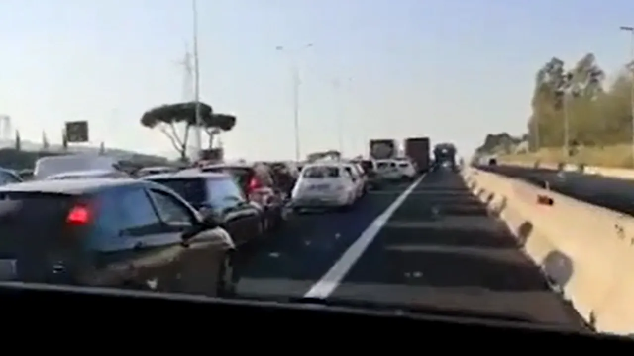 INDIGNARE. Imagini cu cozile imense de mașini dinspre Roma au devenit virale