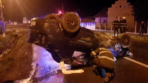 O mașină a fost proiectată pe un trotuar din Cluj în urma unui accident. Bilanț: 2 răniți