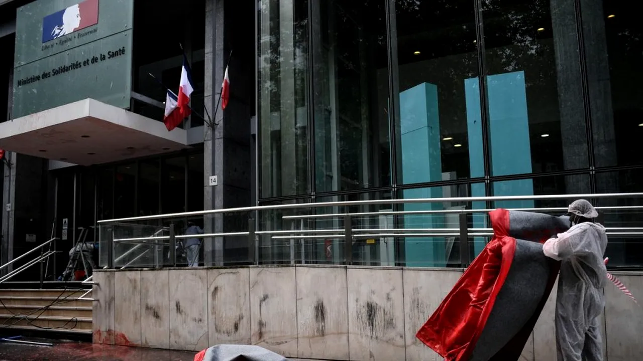 PROTEST. Sediul Ministerului francez al Sănătății, mânjit de manifestanți cu vopsea roșie. Protestatarii sunt nemulțumiți de slaba finanțare a sistemului de sănătate