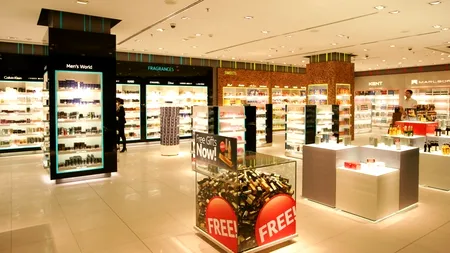 Reguli dure pentru industria parfumurilor. Trei ingrediente de bază urmează să fie interzise de Comisia Europeană