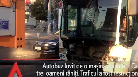 Autobuz LOVIT de o mașină în centrul Capitalei