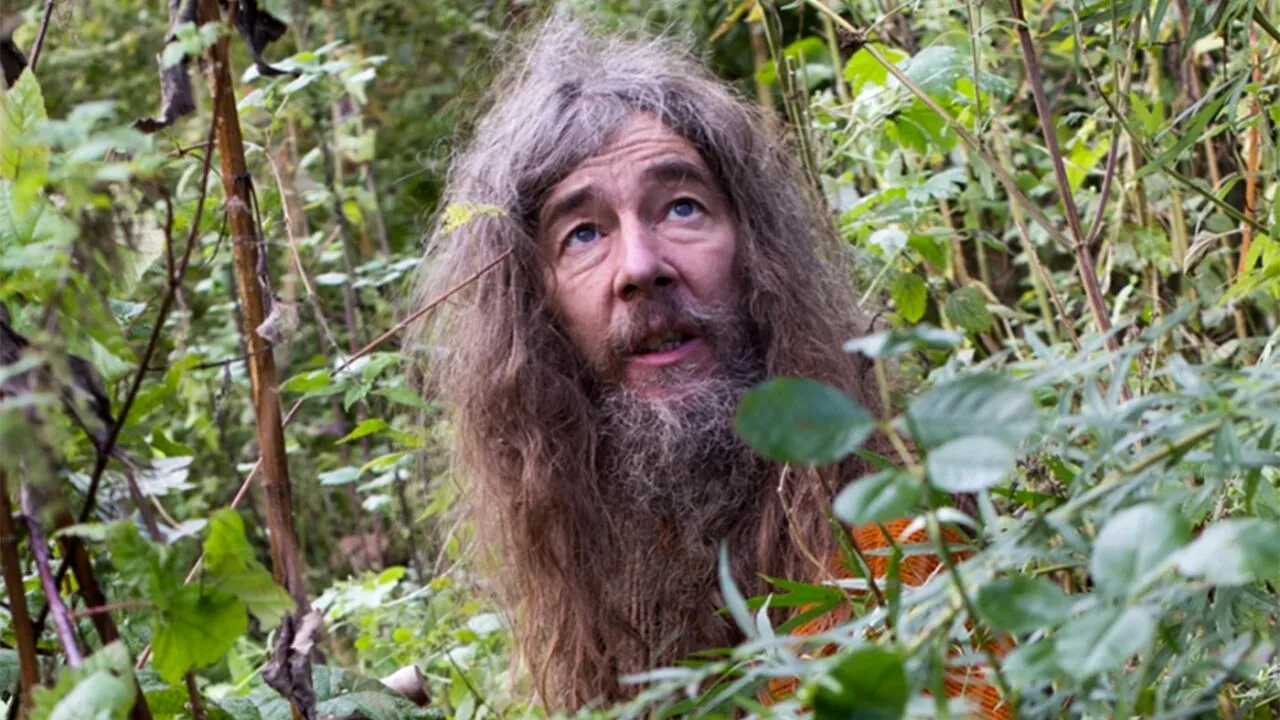 Acest bărbat trăiește de 43 de ani în pădure, fără curent electric, gaze sau apă. IREAL ce mănâncă și din ce face bani