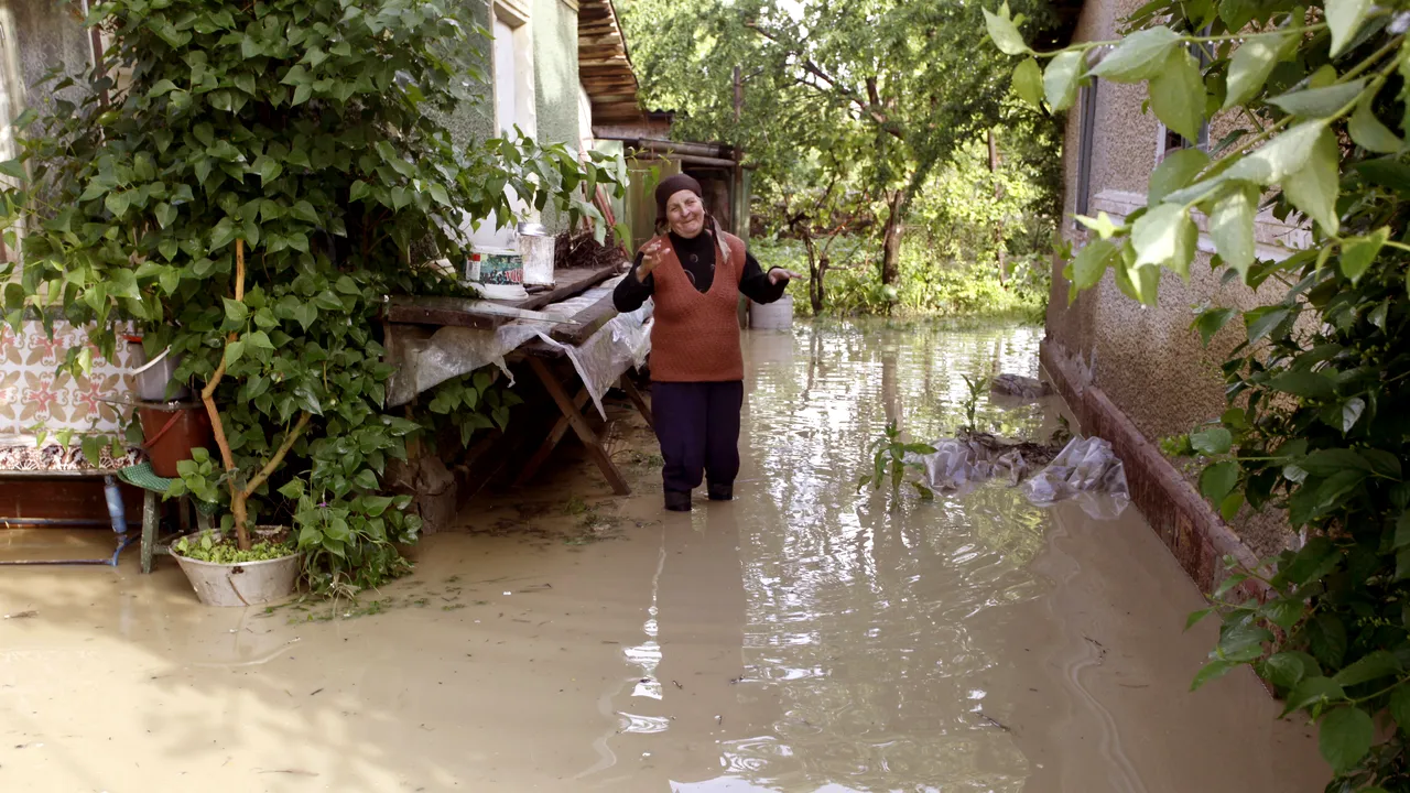 Cod portocaliu de inundații pe râul Tău din Caraș-Severin, până la noapte