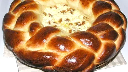 REȚETE DE PAȘTE. Ce dulciuri să pregătești de PAȘTE: fursecuri cu ciocolată, colac împletit și prăjitură de PAȘTE