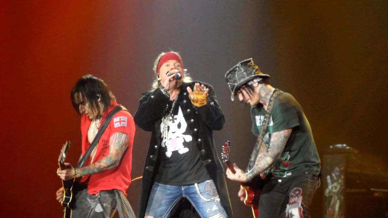 Axl Rose și-a speriat fanii cu o căzătură urâtă pe scenă - VIDEO 