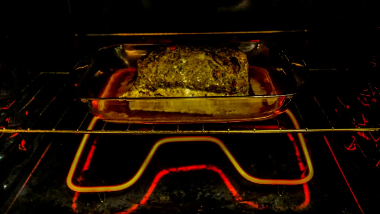 Cât timp și la ce TEMPERATURĂ se ține la cuptor friptura de porc ca să iasă perfectă